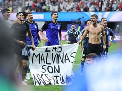 Argentina's players show a banner that reads in Spanish, "The Malvinas (Falkland Islands) belong to Argentina," after winning the 2026 World Cup football tournament semi-final match between England and Argentina at the Atlanta Stadium in Atlanta on J