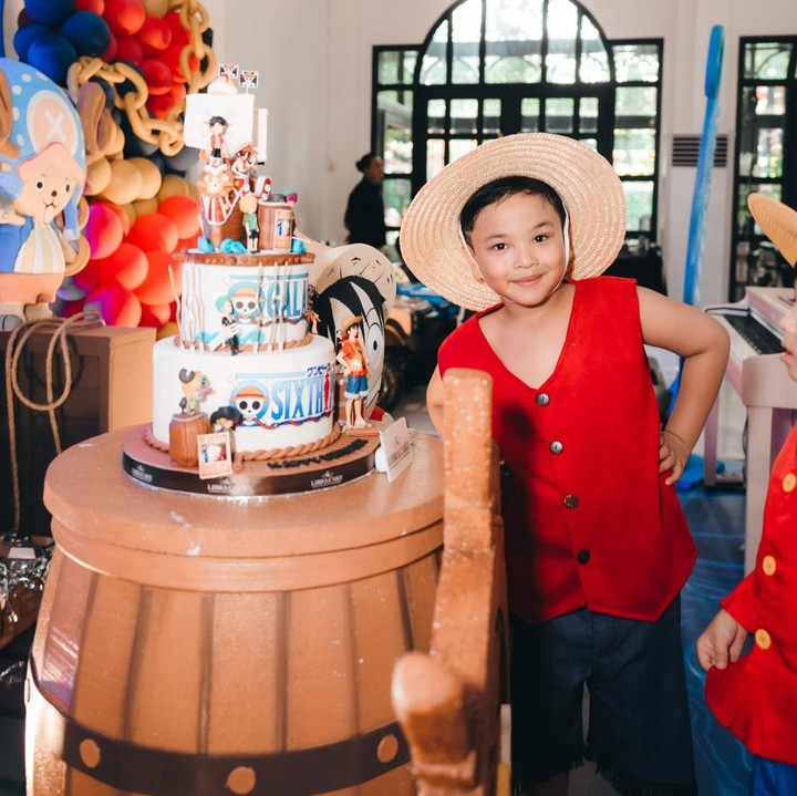 <p>Pesta ulang tahun Gala digelar di outdoor dengan dekorasi warna-warni dengan tema kartun One Piece. Di ulang tahunnya kali ini, Gala terlihat mengenakan kostum Luffy, yakni tokoh utama di serial kartun One Piece. (Foto: Instagram @fuji_an/ @galaasky/ @fadlyfsl_)</p>