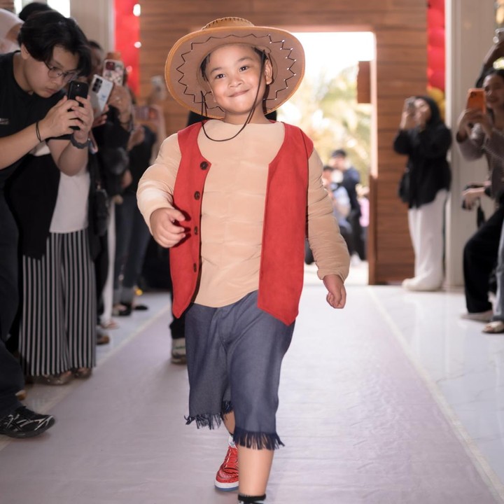 <p>Putra semata wayang dari mendiang pasangan selebritas Vanessa Angel dan Bibi Andriansyah, Gala Sky, baru saja merayakan ulang tahun ke-6. Keluarga mendiang Bibi, menggelar perayaan ulang tahun yang cukup meriah untuk Gala, Bunda. (Foto: Instagram @fuji_an/ @galaasky/ @fadlyfsl_)</p>