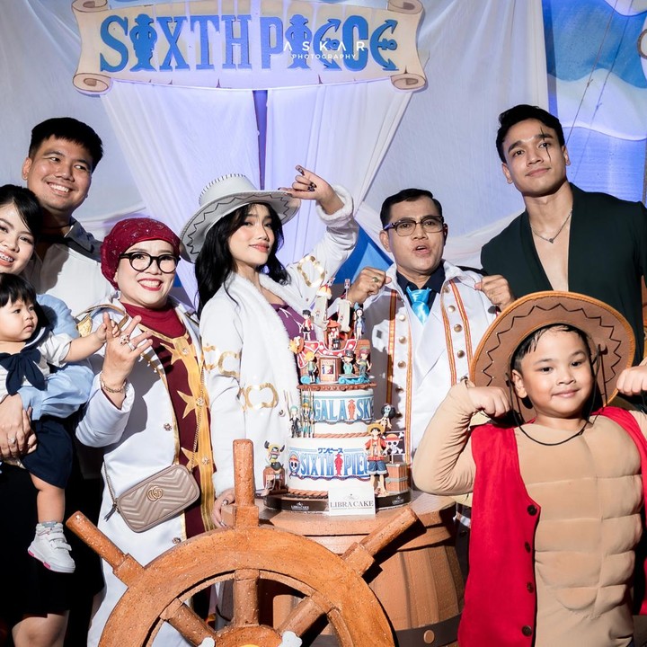 <p>Foto perayaan ulang tahun Gala juga dibagikan sang tante, Fujianti Utami atau dikenal Fuji. Perempuan yang berprofesi sebagai content creator ini mengungkap rasa sayangnya pada Gala di hari pertambahan usia keponakannya. "<em>Anything for you bayiiii acu, love you</em> sangat @galaasky," ungkap Fuji. (Foto: Instagram @fuji_an/ @galaasky/ @fadlyfsl_)</p>