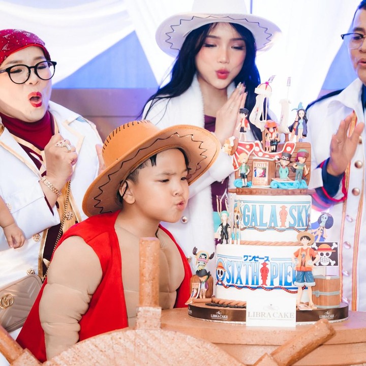 <p>Oma dari Gala yang juga ibunda mendiang Bibi, Dewi Zuhriati, tak ketinggalan membagikan momen manis sang cucu yang usianya kini genap enam tahun. Dewi mengunggah video perkembangan Gala dari sejak lahir hingga kini sudah masuk sekolah. Di video ini, Dewi juga membagikan momen spesial saat Gala masih bersama dengan mendiang orang tuanya. Dewi mengenang jika perayaan ulang tahun Gala terus diupayakan sejak sang cucu kehilangan kedua orangtuanya, saat berusia dua tahun. Ia dan keluarga berusaha untuk terus melanjutkan tradisi mendiang Bibi dalam merayakan momen penting dalam kehidupan Gala. (Foto: Instagram @fuji_an/ @galaasky/ @fadlyfsl_)</p>