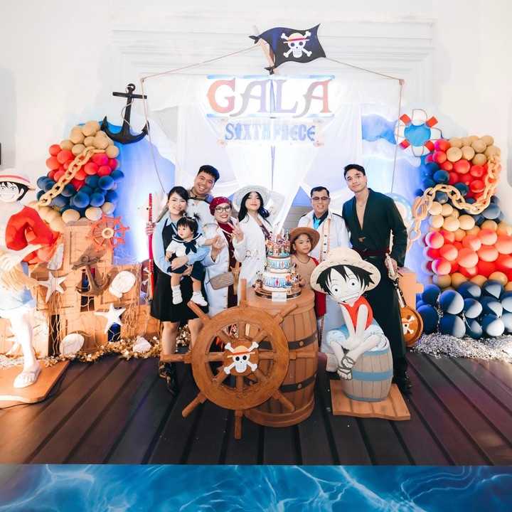 <p>Melalui unggahan di Instagram, adik mendiang Bibi, Fadly Faisal, membagikan momen hangat kebersamaan keluarga saat merayakan ulang tahun Gala. Semua anggota keluarga kompak mengenakan kostum bertema bajak laut. Fadly juga tak lupa menuliskan ucapan manis di hari ulang tahun keponakannya ini. "<em>Happy birthday</em> Gala Sky Andriansyah," tulisnya. (Foto: Instagram @fuji_an/ @galaasky/ @fadlyfsl_)</p>