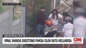 Perselisihan yang dipicu persoalan sepele berujung aksi tak biasa di kawasan Gambir, Jakarta Pusat. Seorang warga diduga digotong paksa oleh tetangganya sendiri setelah membunyikan klakson motor di depan rumah. Korban bahkan dibawa sejauh sekitar 100