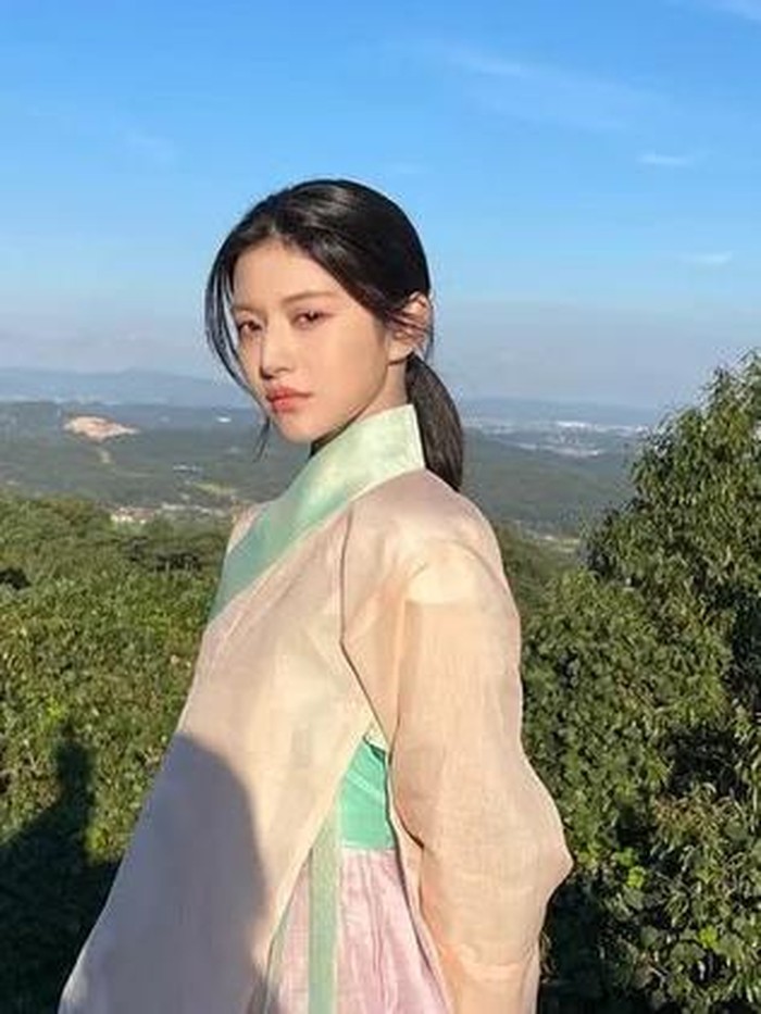 Go Yoon Jung sebagai Jin Bu Yeon atau Nak Su di Alchemy of Souls tampil dengan hanbok yang lebih modern dan artistik sesuai dengan genre sageuk fantasi.