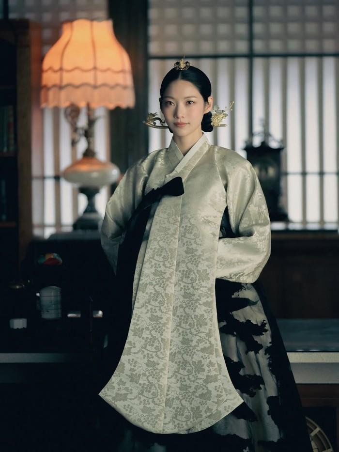 Gong Seung Yeon sebagai ibu suri di Perfect Crown hampir selalu mengenakan hanbok yang sudah disesuaikan dengan era masa kini dengan penambahan renda dan payet yang luxury.