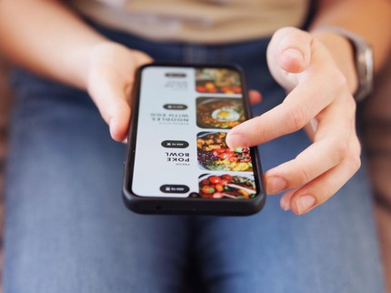 Cara Mengenali Orang dari Kebiasaannya Suka Cek Menu Sebelum Pergi ke Restoran