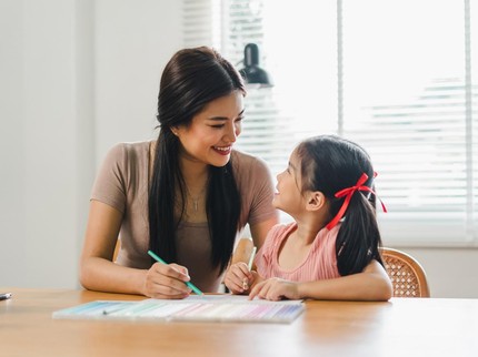 7 Ciri Orang Tua yang Berhasil Membesarkan Anak Berani Berpendapat Menurut Psikolog