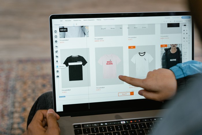 Online shopping berkedok self-reward yang membuat boros/Foto: Pexels.com/MART PRODUCTION