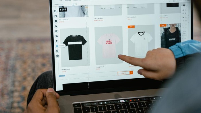 Online shopping berkedok self-reward yang membuat boros/Foto: Pexels.com/MART PRODUCTION