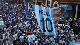 Soccer Football - FIFA World Cup 2026 - Semi Final - England v Argentina - Fans gather in Atlanta - Atlanta, Georgia, U.S. - July 15, 2026 Argentina fans display Lionel Messi and Diego Maradona flags before the match REUTERS/Megan Varner
