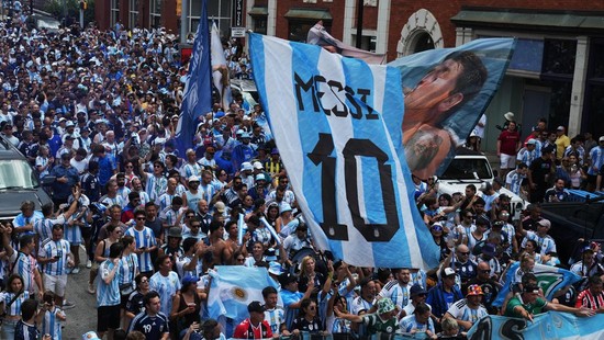 Soccer Football - FIFA World Cup 2026 - Semi Final - England v Argentina - Fans gather in Atlanta - Atlanta, Georgia, U.S. - July 15, 2026 Argentina fans display Lionel Messi and Diego Maradona flags before the match REUTERS/Megan Varner