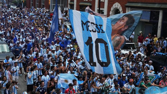 Soccer Football - FIFA World Cup 2026 - Semi Final - England v Argentina - Fans gather in Atlanta - Atlanta, Georgia, U.S. - July 15, 2026 Argentina fans display Lionel Messi and Diego Maradona flags before the match REUTERS/Megan Varner