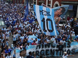 Soccer Football - FIFA World Cup 2026 - Semi Final - England v Argentina - Fans gather in Atlanta - Atlanta, Georgia, U.S. - July 15, 2026 Argentina fans display Lionel Messi and Diego Maradona flags before the match REUTERS/Megan Varner