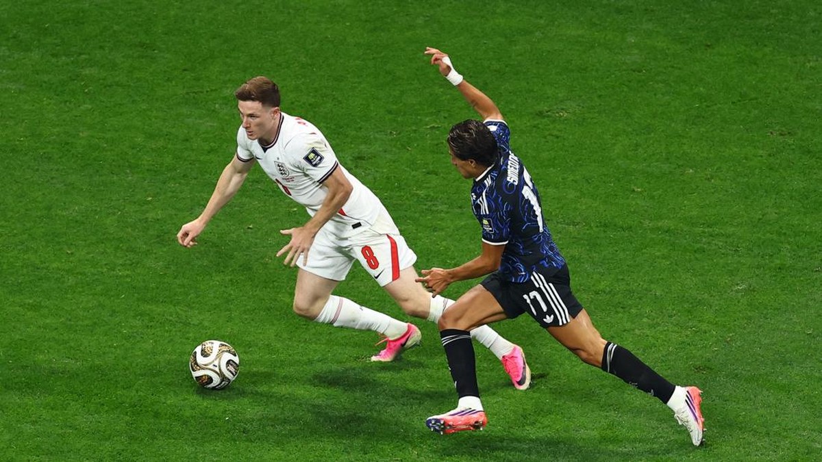 Soccer Football - FIFA World Cup 2026 - Semi Final - England v Argentina - Atlanta Stadium, Atlanta, Georgia, U.S. - July 15, 2026 England's Elliot Anderson in action with Argentina's Giuliano Simeone REUTERS/Carlos Barria