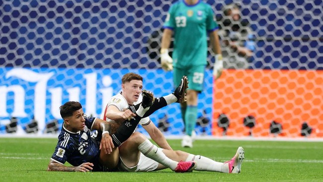 Soccer Football - FIFA World Cup 2026 - Semi Final - England v Argentina - Atlanta Stadium, Atlanta, Georgia, U.S. - July 15, 2026 England's Elliot Anderson and Argentina's Enzo Fernandez react REUTERS/Paul Childs