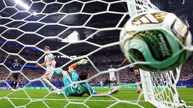 Soccer Football - FIFA World Cup 2026 - Semi Final - England v Argentina - Atlanta Stadium, Atlanta, Georgia, U.S. - July 15, 2026 England's Anthony Gordon scores their first goal past Argentina's Emiliano Martinez REUTERS/Paul Childs