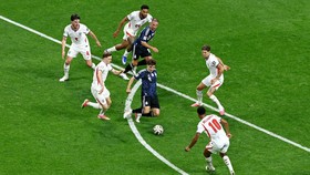 Soccer Football - FIFA World Cup 2026 - Semi Final - England v Argentina - Atlanta Stadium, Atlanta, Georgia, U.S. - July 15, 2026 Argentina's Julian Alvarez in action with England's Elliot Anderson, Jude Bellingham and John Stones REUTERS/Lee Smith