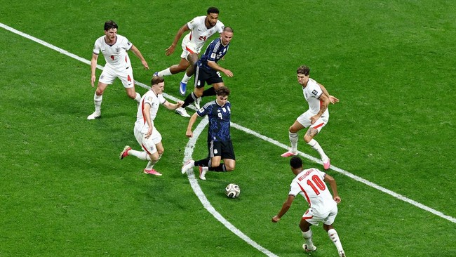 Soccer Football - FIFA World Cup 2026 - Semi Final - England v Argentina - Atlanta Stadium, Atlanta, Georgia, U.S. - July 15, 2026 Argentina's Julian Alvarez in action with England's Elliot Anderson, Jude Bellingham and John Stones REUTERS/Lee Smith