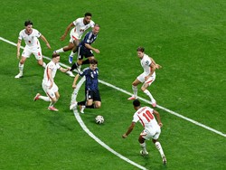 Soccer Football - FIFA World Cup 2026 - Semi Final - England v Argentina - Atlanta Stadium, Atlanta, Georgia, U.S. - July 15, 2026 Argentina's Julian Alvarez in action with England's Elliot Anderson, Jude Bellingham and John Stones REUTERS/Lee Smith