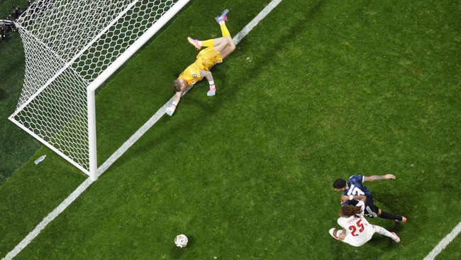Soccer Football - FIFA World Cup 2026 - Semi Final - England v Argentina - Atlanta Stadium, Atlanta, Georgia, U.S. - July 15, 2026 England's Djed Spence in action with Argentina's Nicolas Tagliafico after England's Jordan Pickford saves a header from
