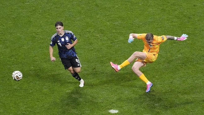 Soccer Football - FIFA World Cup 2026 - Semi Final - England v Argentina - Atlanta Stadium, Atlanta, Georgia, U.S. - July 15, 2026 England's Jordan Pickford in action with Argentina's Julian Alvarez IMAGN IMAGES via Reuters/Dale Zanine