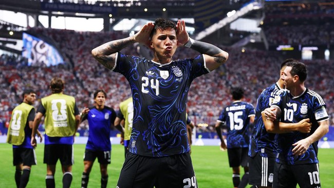 Soccer Football - FIFA World Cup 2026 - Semi Final - England v Argentina - Atlanta Stadium, Atlanta, Georgia, U.S. - July 15, 2026 Argentina's Enzo Fernandez celebrates scoring their first goal with teammates REUTERS/Agustin Marcarian