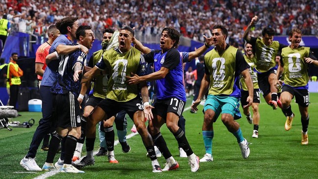 Soccer Football - FIFA World Cup 2026 - Semi Final - England v Argentina - Atlanta Stadium, Atlanta, Georgia, U.S. - July 15, 2026 Argentina's Lionel Messi celebrates with teammates after Lautaro Martinez scores their second goal REUTERS/Agustin Marc