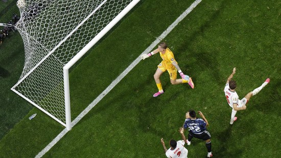Soccer Football - FIFA World Cup 2026 - Semi Final - England v Argentina - Atlanta Stadium, Atlanta, Georgia, U.S. - July 15, 2026 Argentina's Lautaro Martinez scores their second goal REUTERS/Brian Snyder
