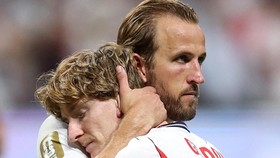 Soccer Football - FIFA World Cup 2026 - Semi Final - England v Argentina - Atlanta Stadium, Atlanta, Georgia, U.S. - July 15, 2026 England's Harry Kane and Anthony Gordon look dejected after the match as England are eliminated from the World Cup REUT