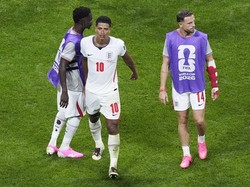 Soccer Football - FIFA World Cup 2026 - Semi Final - England v Argentina - Atlanta Stadium, Atlanta, Georgia, U.S. - July 15, 2026 England's Jude Bellingham and Jordan Henderson react after the match IMAGN IMAGES via Reuters/Dale Zanine