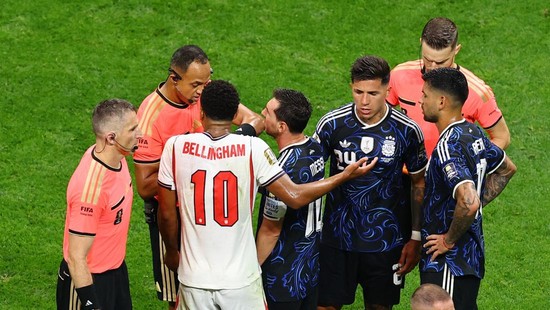 Soccer Football - FIFA World Cup 2026 - Semi Final - England v Argentina - Atlanta Stadium, Atlanta, Georgia, U.S. - July 15, 2026 England's Jude Bellingham and Argentina's Lionel Messi talk to referee Ismail Elfath and assistant referees Corey Parke