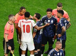 Soccer Football - FIFA World Cup 2026 - Semi Final - England v Argentina - Atlanta Stadium, Atlanta, Georgia, U.S. - July 15, 2026 England's Jude Bellingham and Argentina's Lionel Messi talk to referee Ismail Elfath and assistant referees Corey Parke