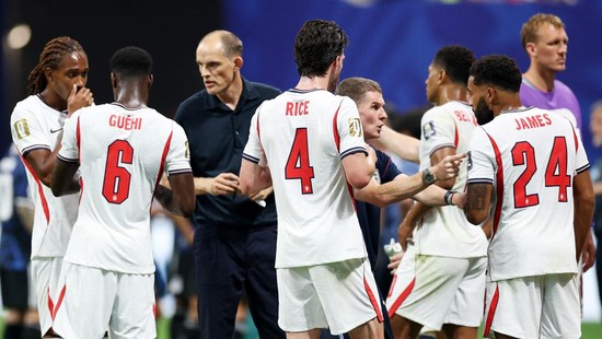 Soccer Football - FIFA World Cup 2026 - Semi Final - England v Argentina - Atlanta Stadium, Atlanta, Georgia, U.S. - July 15, 2026 England's Declan Rice, Reece James, Marc Guehi, Djed Spence, manager Thomas Tuchel and coach Anthony Barry during a hyd