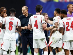 Soccer Football - FIFA World Cup 2026 - Semi Final - England v Argentina - Atlanta Stadium, Atlanta, Georgia, U.S. - July 15, 2026 England's Declan Rice, Reece James, Marc Guehi, Djed Spence, manager Thomas Tuchel and coach Anthony Barry during a hyd