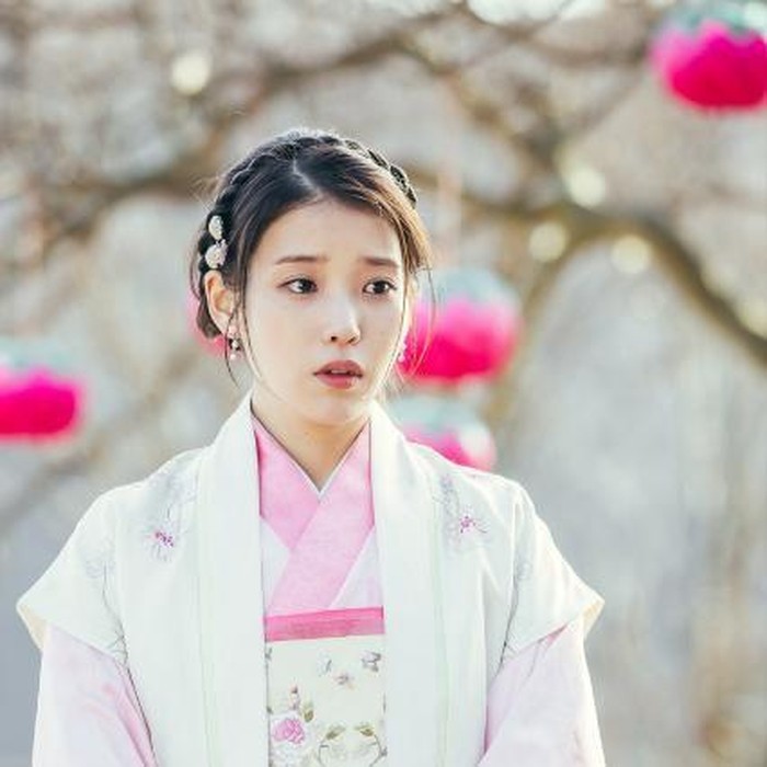 IU berperan sebagai Hae Soo, perempuan modern yang terlempar ke era Goryeo. Sepanjang episode, ia tampil mengenakan hanbok dengan warna yang lebih kaya dan aksesori rambut yang sederhana.