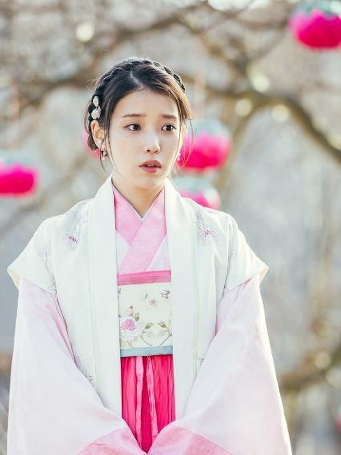 IU berperan sebagai Hae Soo, perempuan modern yang terlempar ke era Goryeo. Sepanjang episode, ia tampil mengenakan hanbok dengan warna yang lebih kaya dan aksesori rambut yang sederhana.