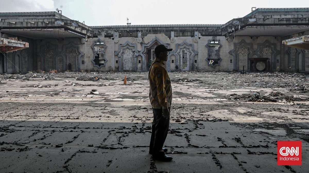 Sejumlah warga beraktivitas di area Masjid Jakarta Islamic Centre (JIC), Koja, Jakarta, Rabu (16/7). (CNN Indonesia/Febria Adha L).