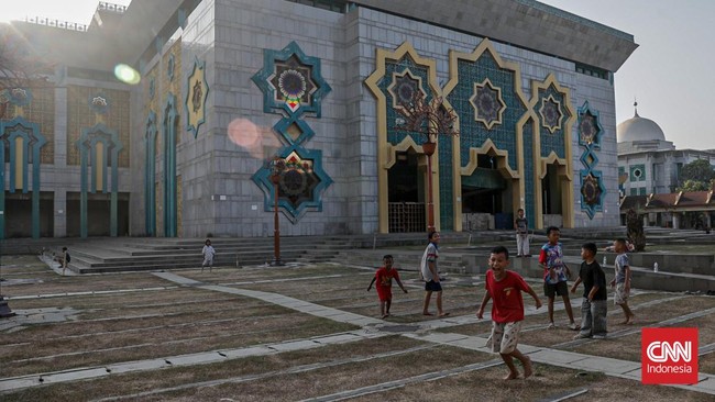 Sejumlah warga beraktivitas di area Masjid Jakarta Islamic Centre (JIC), Koja, Jakarta, Rabu (16/7). (CNN Indonesia/Febria Adha L).