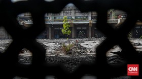 Sejumlah warga beraktivitas di area Masjid Jakarta Islamic Centre (JIC), Koja, Jakarta, Rabu (16/7). (CNN Indonesia/Febria Adha L).