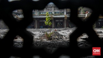 Sejumlah warga beraktivitas di area Masjid Jakarta Islamic Centre (JIC), Koja, Jakarta, Rabu (16/7). (CNN Indonesia/Febria Adha L).