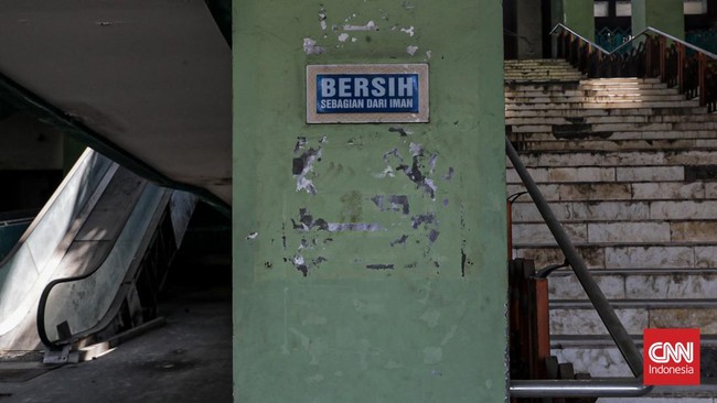 Sejumlah warga beraktivitas di area Masjid Jakarta Islamic Centre (JIC), Koja, Jakarta, Rabu (16/7). (CNN Indonesia/Febria Adha L).