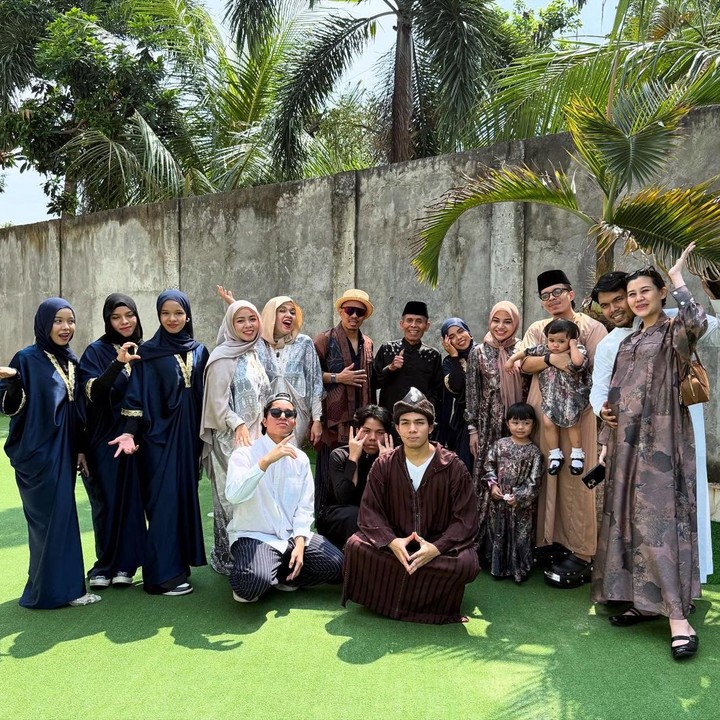 <p>Public figure Atta Halilintar saat ini berusia 31 tahun. Atta memiliki 10 adik, di mana adik bungsunya yang bernama Qahtan berusia 17 tahun lebih muda darinya. Tahun ini, Qahtan berulang tahun ke 14, Bunda. Qahtan tak hanya menjadi si bungsu di keluarga besar Halilintar. Kini, ia juga sudah menjadi paman dari tiga keponakan. (Foto: Instagram @attahalilintar)</p>
