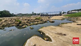 Masuki puncak musim kemarau, Debit air di Sungai Cisadane Pintu Air 10, Kota Tangerang mengalami penyusutan hingga 12 persen.