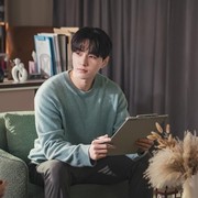 Visualnya Jadi Legenda K-Pop Gen 2, Intip Potret Menawan Kim Myung Soo