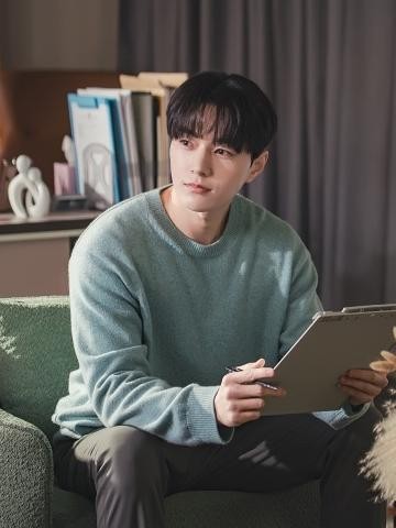 Visualnya Jadi Legenda K-Pop Gen 2, Intip Potret Menawan Kim Myung Soo