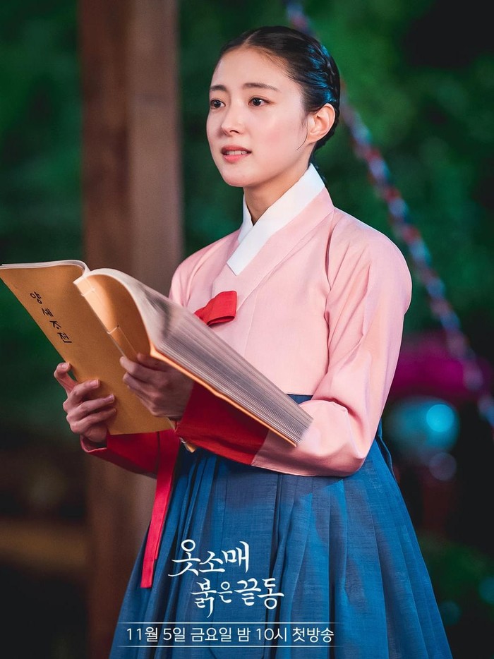 Hanbok Seong Deok Im yang diperankan Lee Se Young di The Red Sleeve merupakan salah satu representasi paling autentik dan mengutamakan akurasi sejarah di era Joeseon.