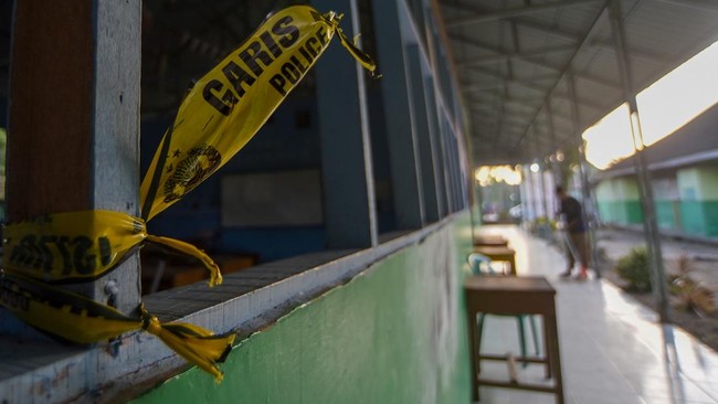 Pekerja kebersihan menyapu lantai sekolah pascaledakan bom rakitan di Madrasah Aliyah Negeri (MAN) 3 Padang, Sumatera Barat, Selasa (14/7/2026). Kepolisian mengamankan dan melakukan pemeriksaan awal terhadap siswa yang diduga melakukan perakitan bom