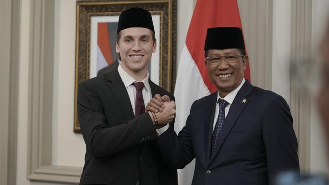 Menteri Hukum RI, Supratman Andi Agtas, resmi mengambil sumpah WNI pesepakbola asal Hawai, USA, Luke Anthony Vickery di KJRI Sydney, Australia.
