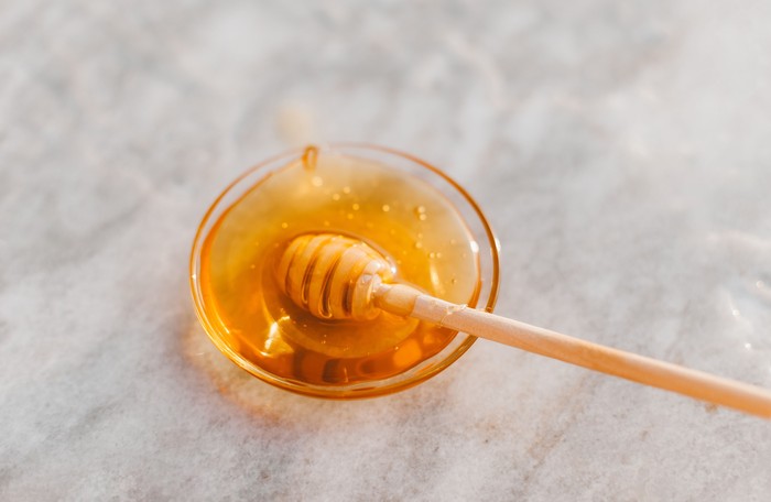 Madu memiliki sifat emolien dan humektan. Sifat ini membuat madu menjadi pelembap rambut yang bagus.