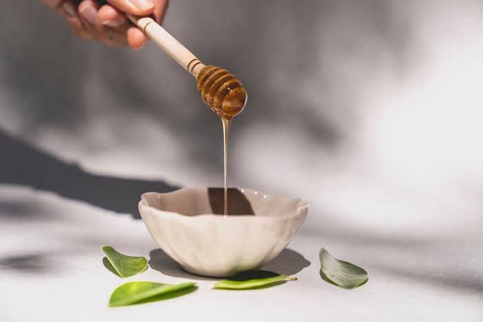 Madu mengandung sekitar 0,5 persen protein. Mungkin terlihat tidak banyak, tetapi dapat bermanfaat jika dikombinasikan dengan vitamin dan mineral lain yang terkandung dalam madu. Hasilnya, madu dapat mengatasi masalah rambut patah.